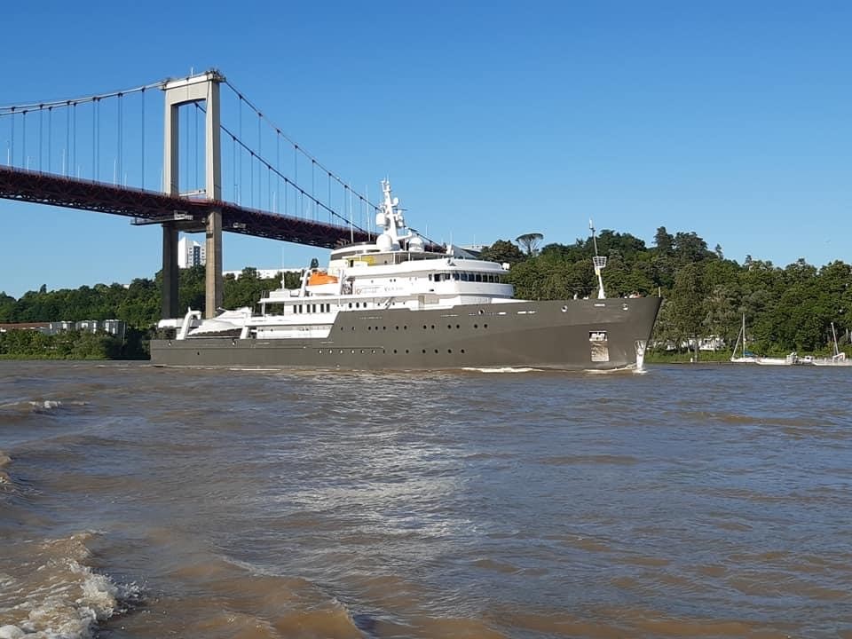 The yacht Yersin drops anchor in Bordeaux